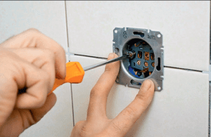 Монтаж и подключение к сети розеток и выключателей